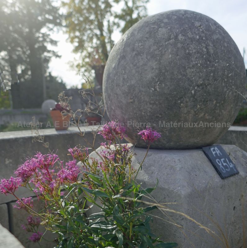 Stone basin for outdoors decoration by the artisan stone cuttet Alain BIDAL (Provence)