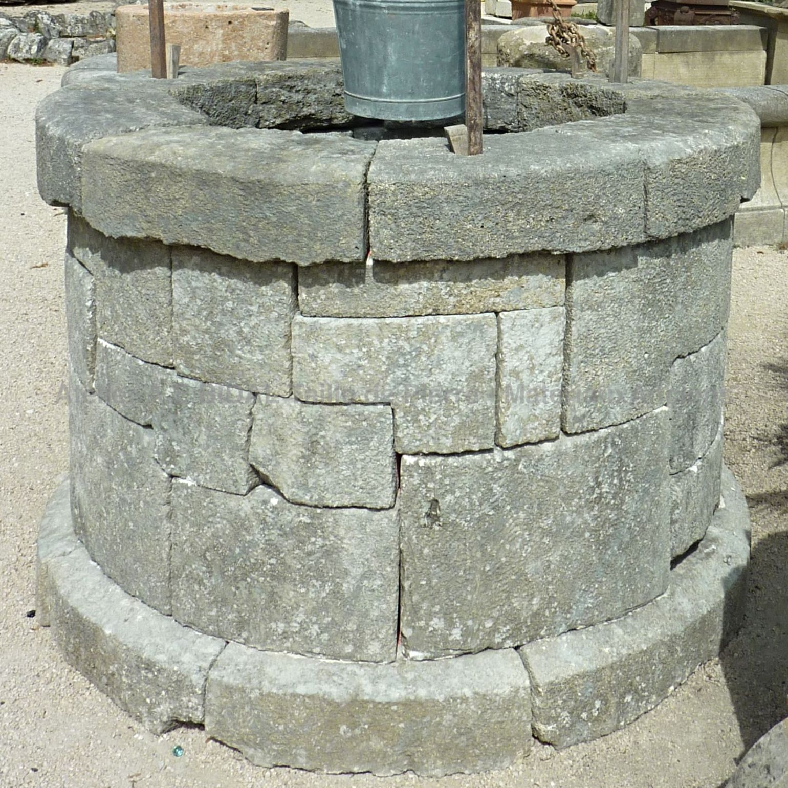 Ancien puits rond en pierres et dessus de puits en fer forgé ** VENDU