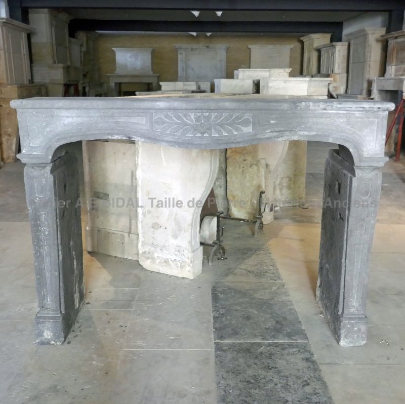 Antique mantel in gray Volvic stone - Atelier Alain BIDAL, Provence
