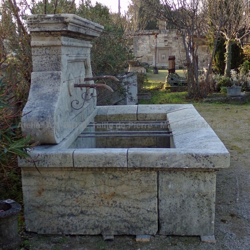 Fontaine ancienne en pierre de grande taille par le tailleur de pierre Alain BIDAL