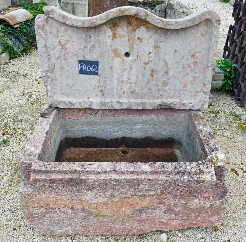 Petite fontaine de style bourgeoisie du 19ème siècle - petite fontaine en vieux marbre rose.
