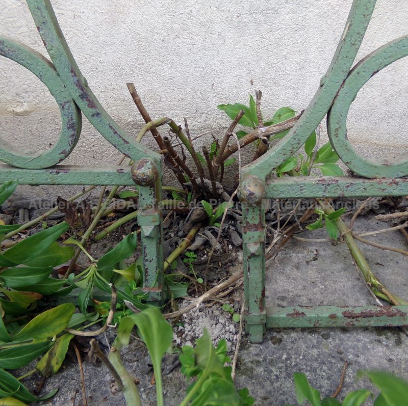 Décoration vintage pour extérieur : anciennes grilles en fer forgé - Atelier Alain BIDAL (Provence)