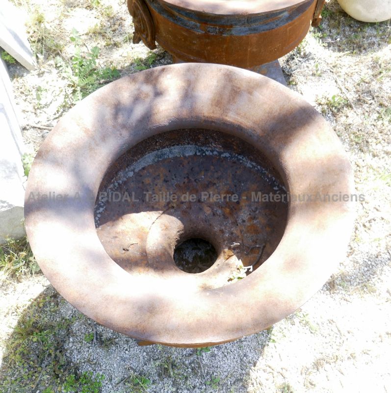Grand vase en fonte de fer marron pour décoration du jardin - Atelier Alain BIDAL, Provence