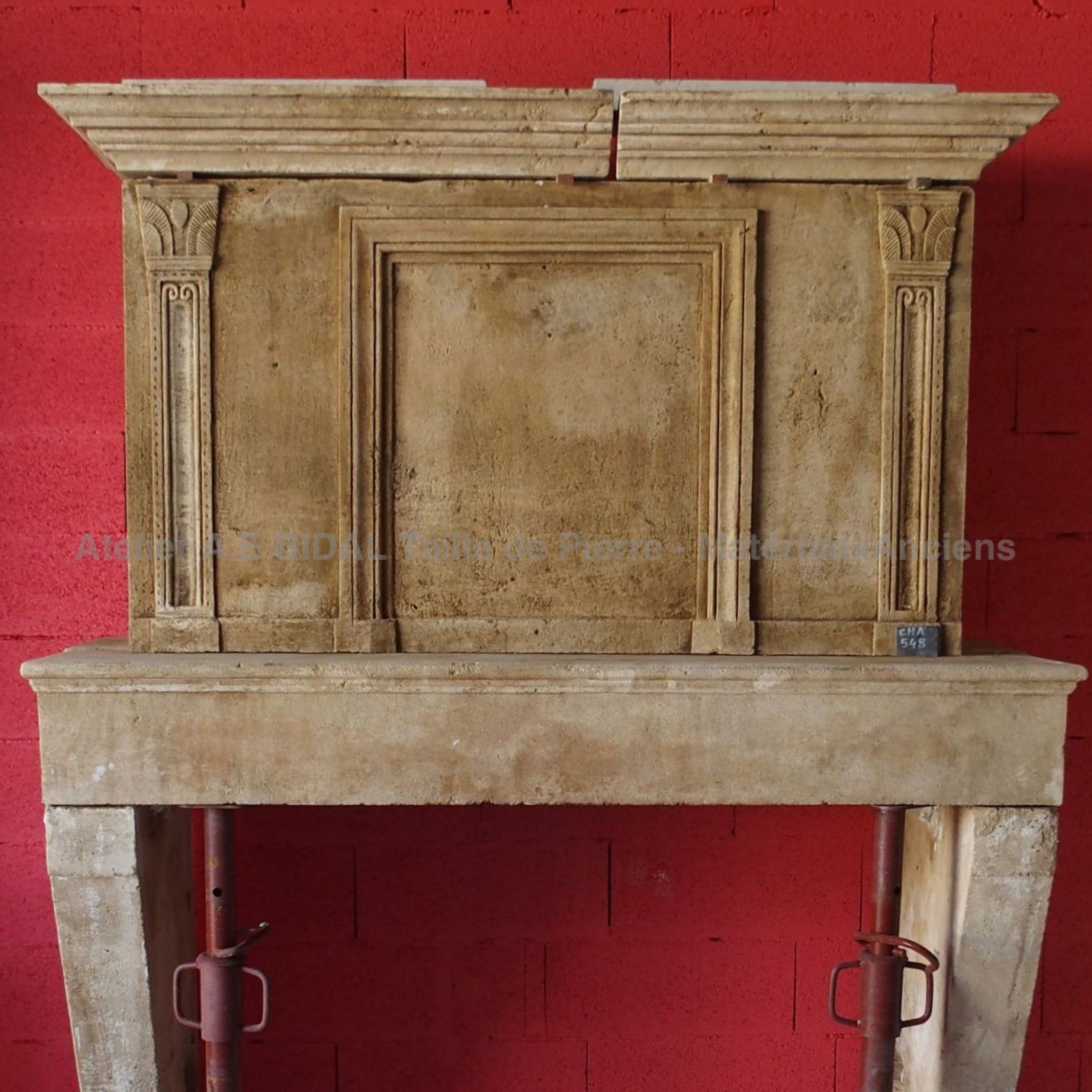 Belle cheminée en pierre - une cheminée ancienne pour la déco d'une maison ancienne.