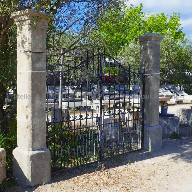 Paire de piliers rustiques en pierre par Les Matériaux Anciens en Provence Alain BIDAL
