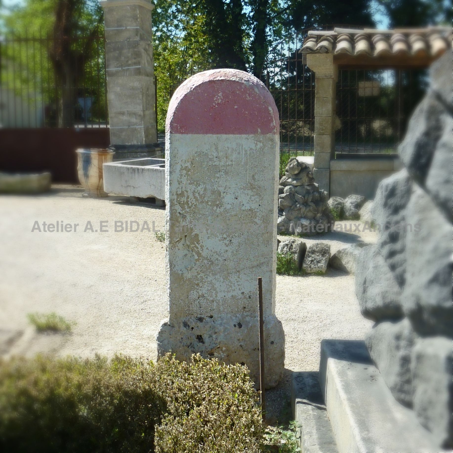 Borne kilomètrique ancienne en pierre monolithe blanche et rouge