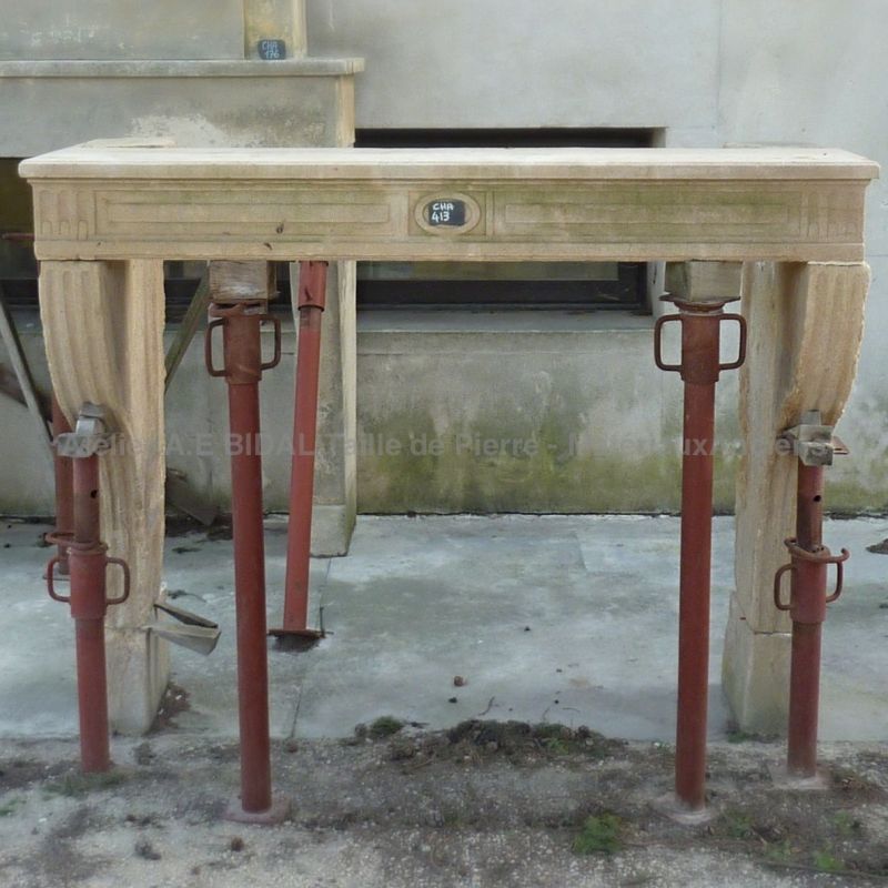 Cheminée Louis XIV en pierre de Chaillon - une cheminée ancienne sans trumeau.