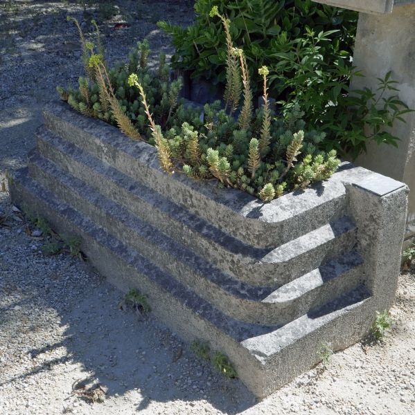 Jardinière en pierre ancienne pour une belle décoration du jardin - Atelier Alain BIDAL (Provence)
