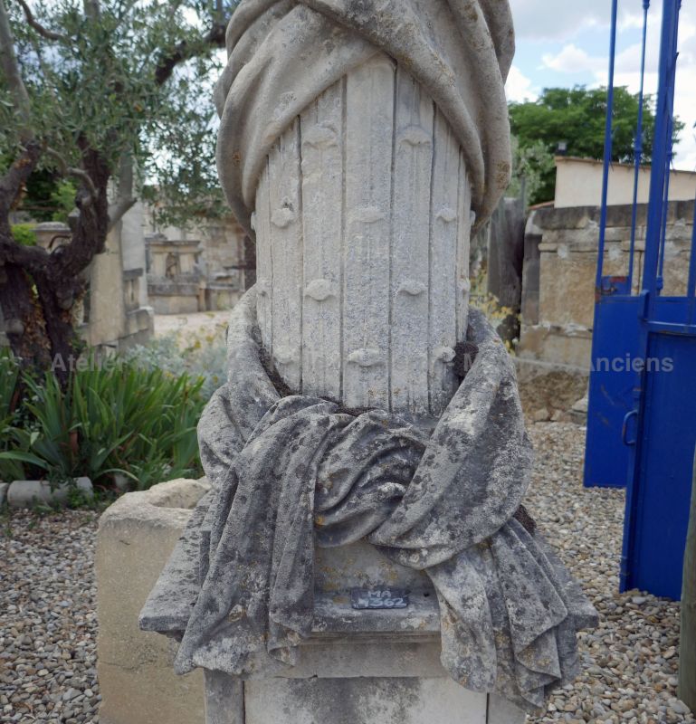 Croix en pierre: une superbe réalisation de croix chrétienne/ croix ancienne.