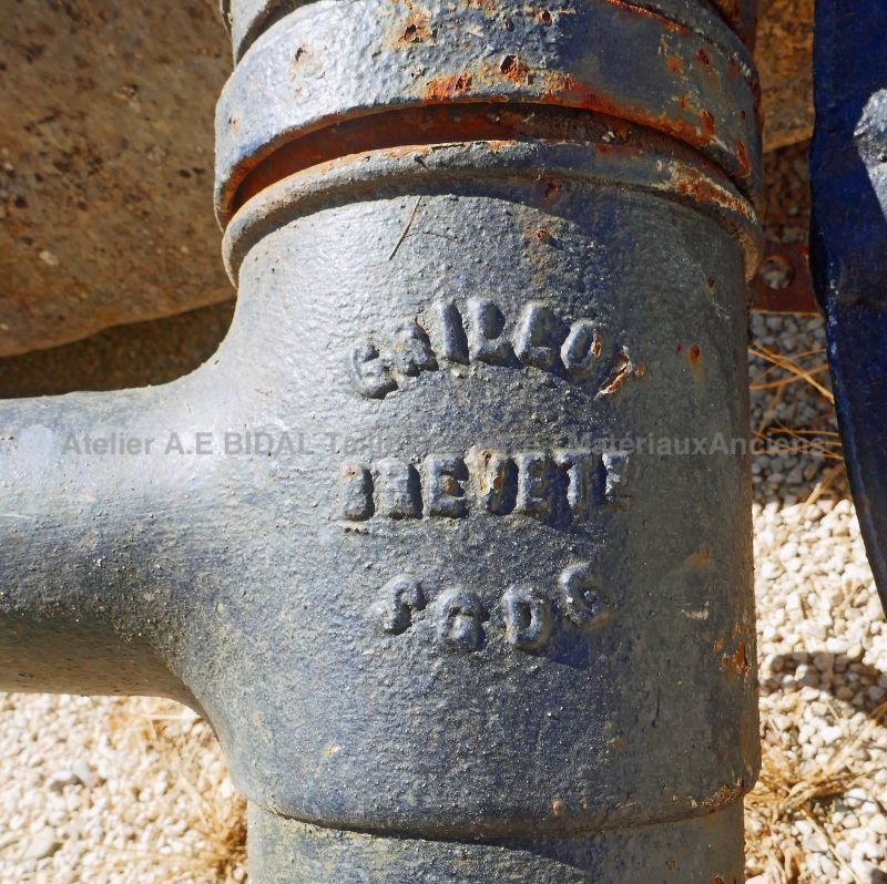 Pompe à bras rétro : une ancienne pompe manuelle en fonte à découvrir en Provence chez Alain BIDAL Matériaux Anciens