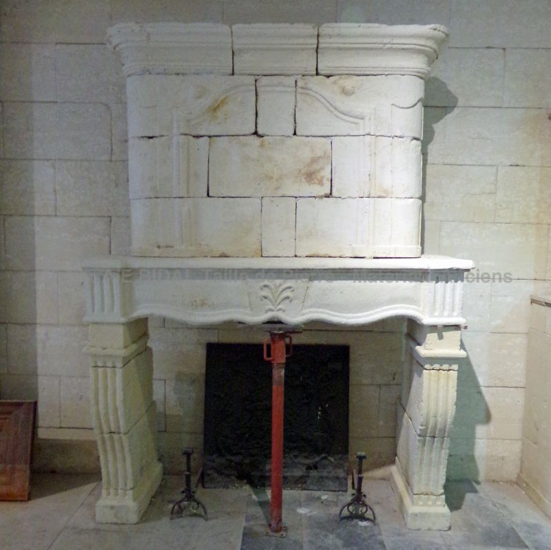 Cheminée Louis XIV en pierre blanche avec trumeau - Atelier Alain BIDAL, Provence