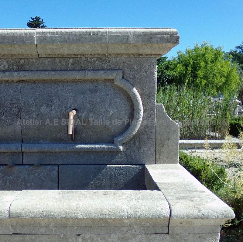 Grande fontaine avec trois sorties d'eau réalisées en fer forgé : large fontaine d'extérieur avec profond bassin et fronton sculpté