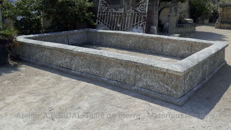 Antique stone basin for sale at Alain BIDAL in Isle sur la Sorgue in Provence.