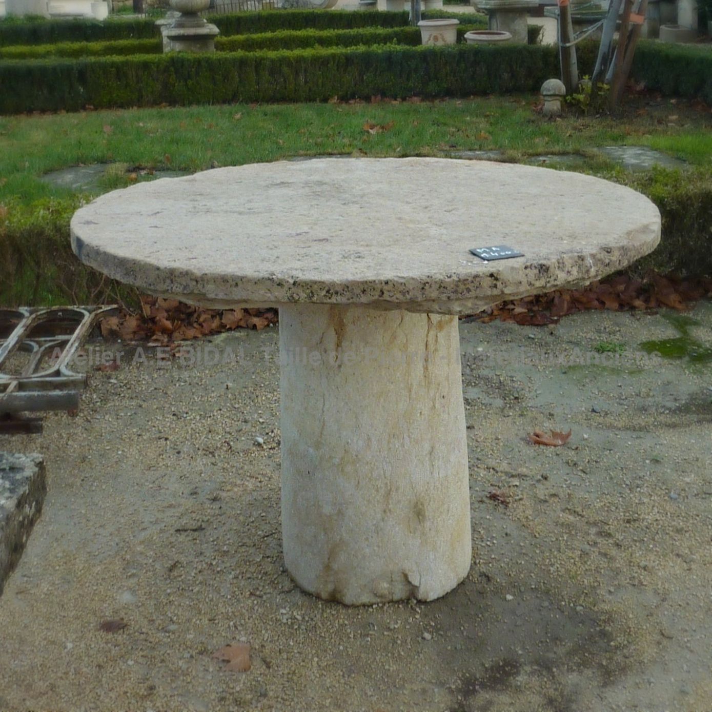 Petite table ronde en pierre ancienne au design rustique ** VENDUE