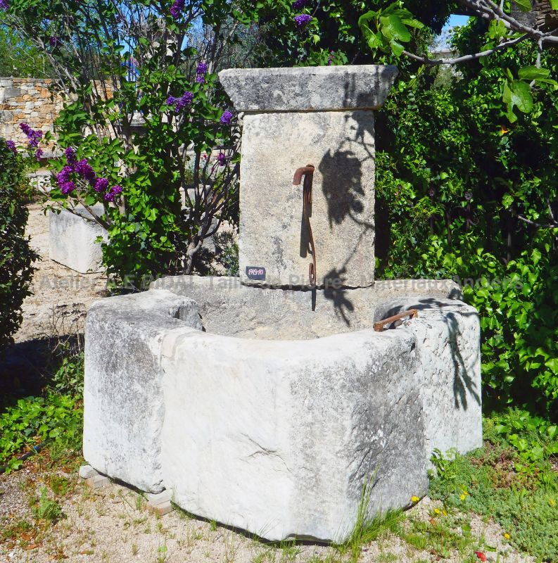 Fontaine murale en pierres massives anciennes pour un bel aménagement extérieur : Atelier Alain BIDAL, Provence