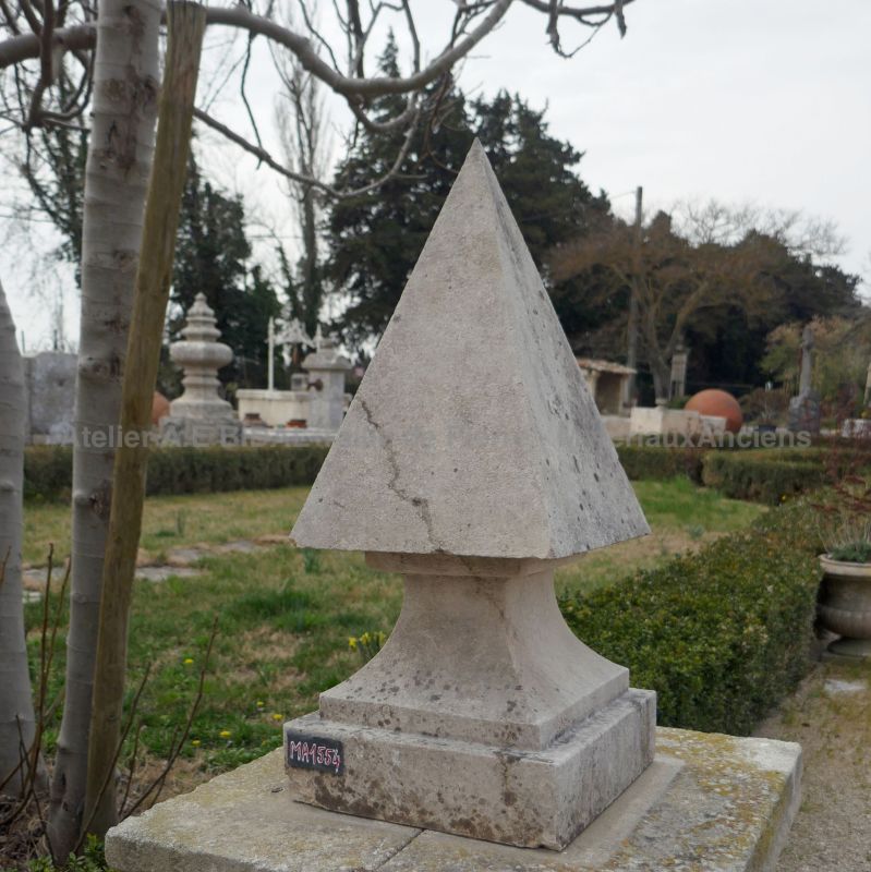 Décoration ancienne en pierre patinée : Ornement monolithe ancien en forme de pyramide par Atelier Alain BIDAL
