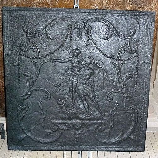 Belle plaque de cheminée en fonte décorée d'une pouponnière - nos accessoires cheminée anciens.