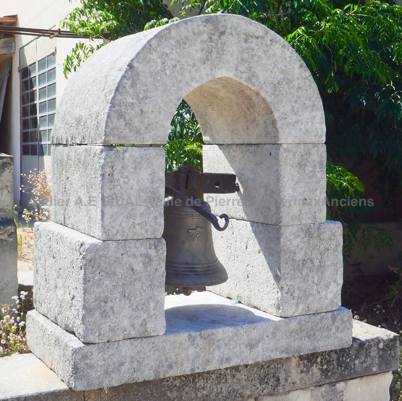 Clocheton en pierre vendu avec sa cloche ancienne en bronze : Les matériaux anciens en Provence Alain BIDAL