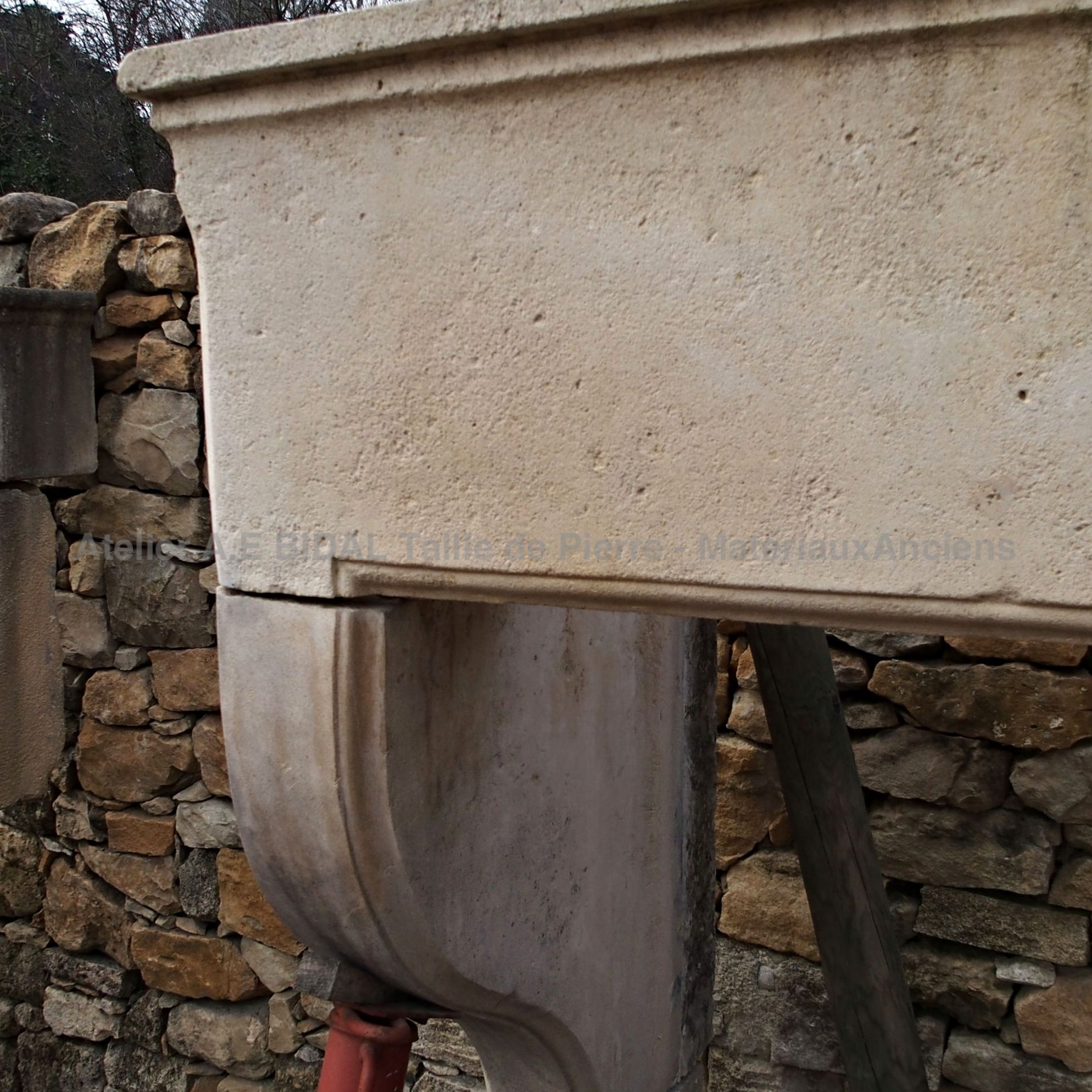 Antique fireplace of great dimension - rustic fireplace with harmonious dimensions.