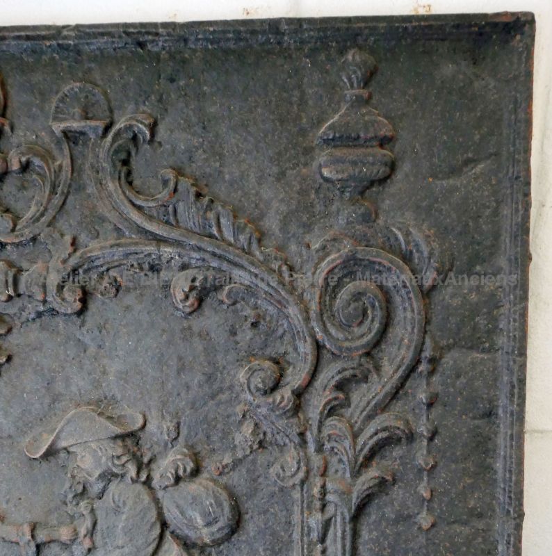 Détail de notre ancienne plaque en fonte de style baroque pour cheminée : coin droit en haut