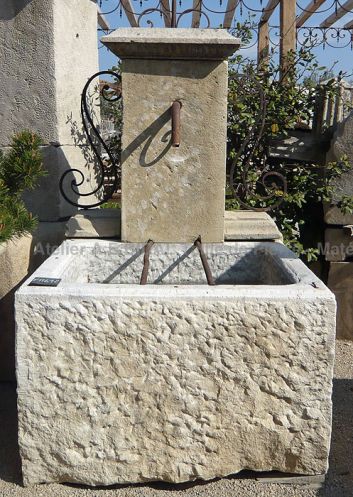 Fontaine de jardin avec décor en fer forgé