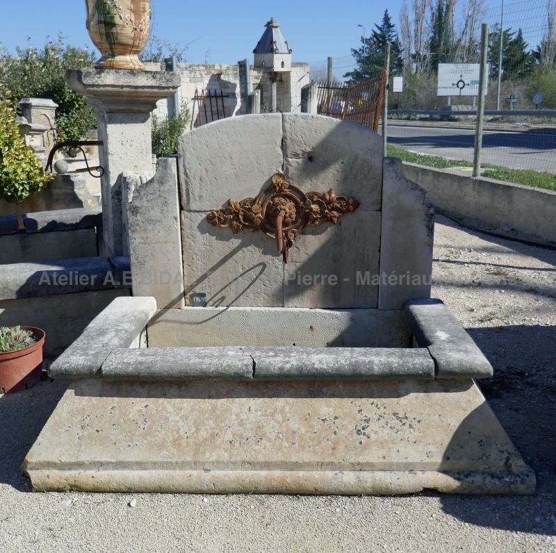 Wall fountain - Small fountain with flared basin; rounded pediment and water point made of wrought iron.