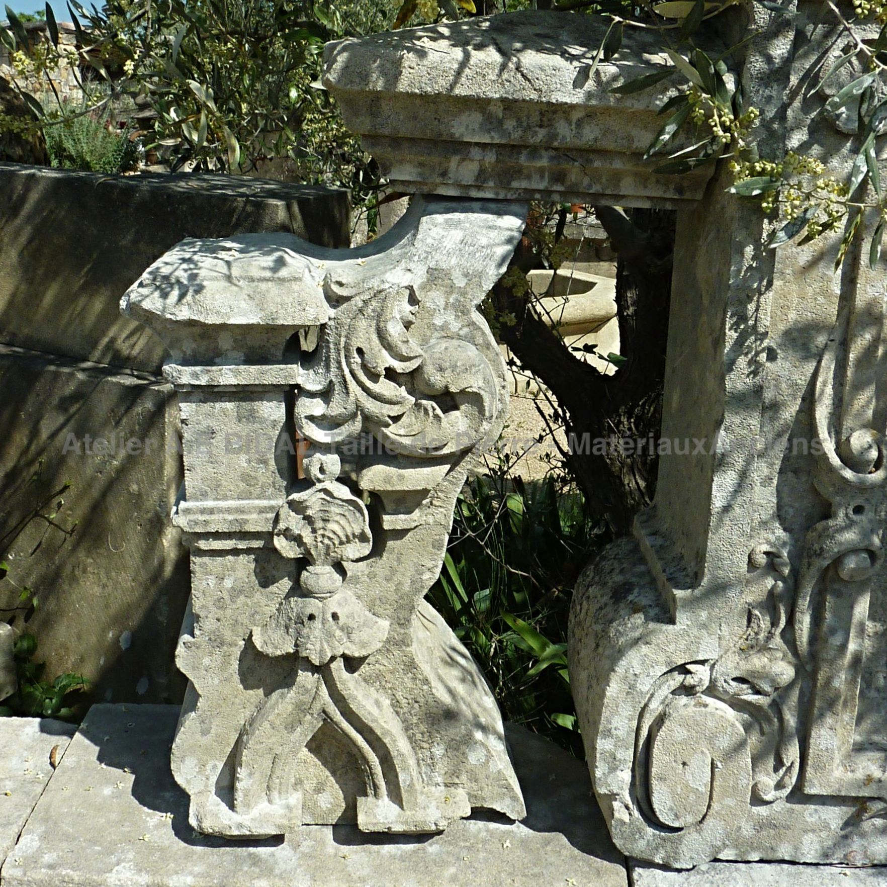 Wall fountainin stone | Garden fountain with rectangular basin made of old stone.