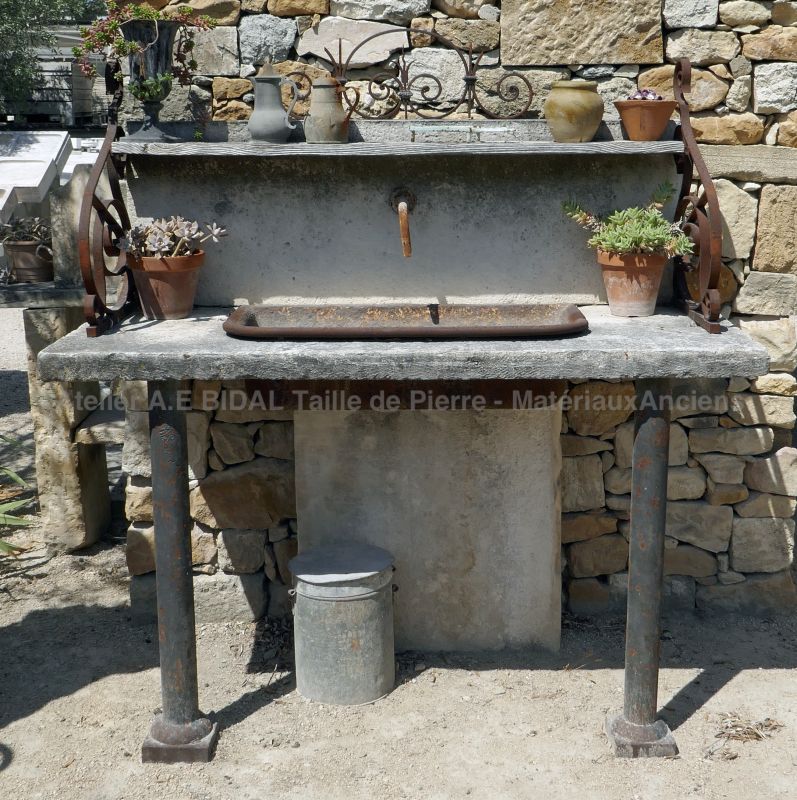 Un évier en pierre et matériaux anciens pour cuisine d'été - évier en pierre réalisé en Provence.
