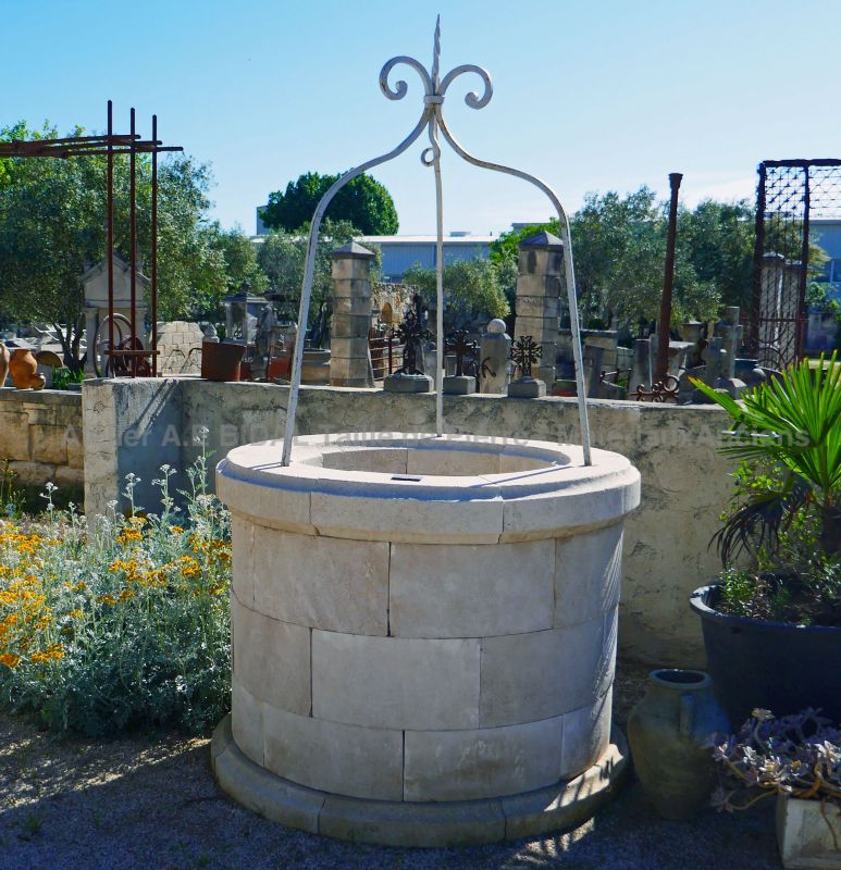 Puits en pierre pour un bel aménagement extérieur - Puits en vente chez Alain Bidal Matériaux Anciens en Provence
