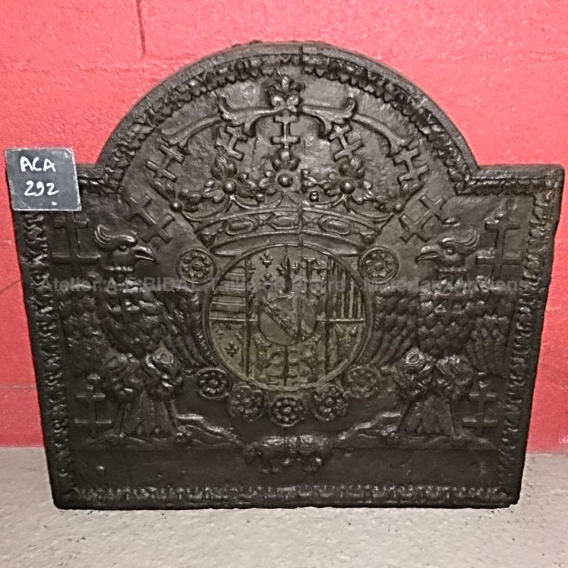 Matériaux Anciens Alain Bidal ǀ Plaque en fonte décorative du 18e siècle avec armoiries.