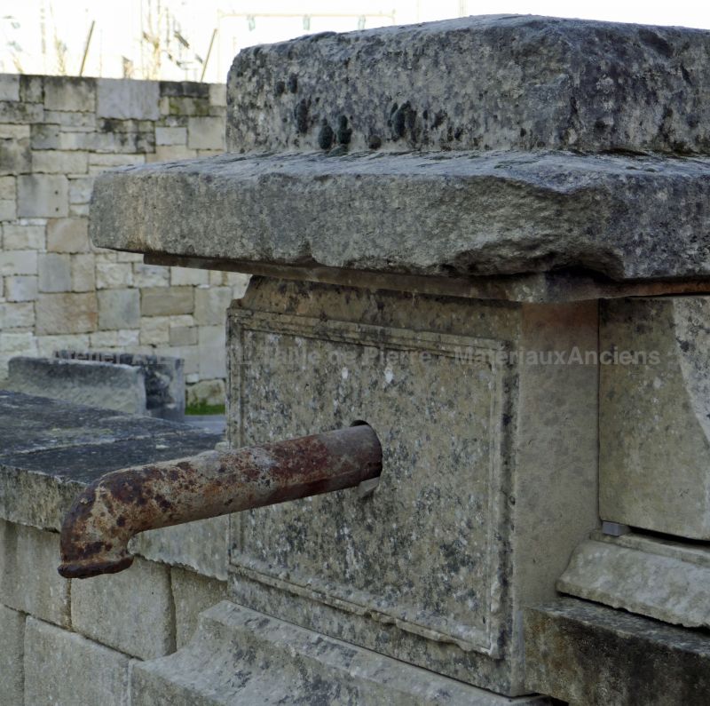 Exceptional large double-basins wash house in aged and patinated stone