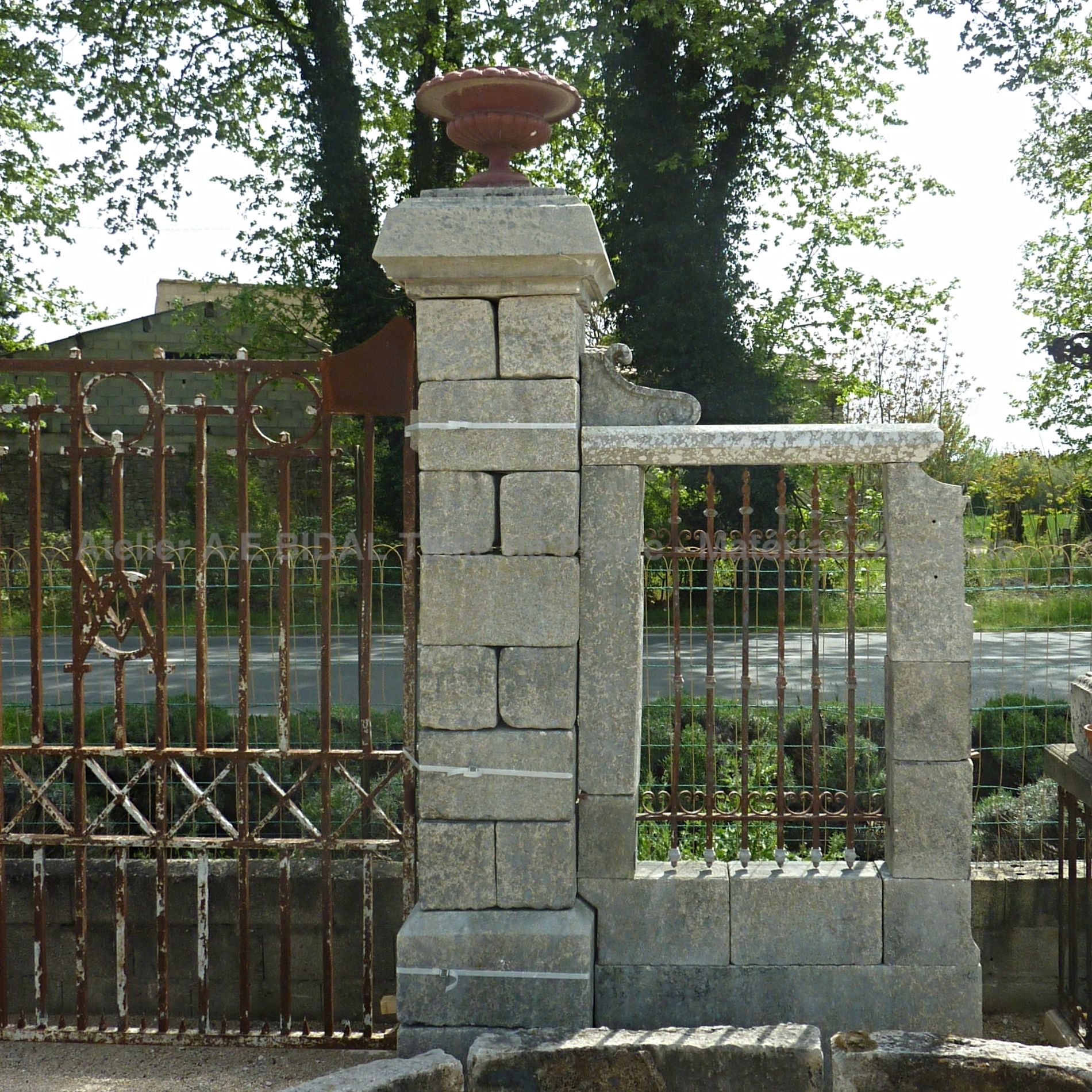 pilier ancien - un pilier en pierre décoré d'un vase en fonte.