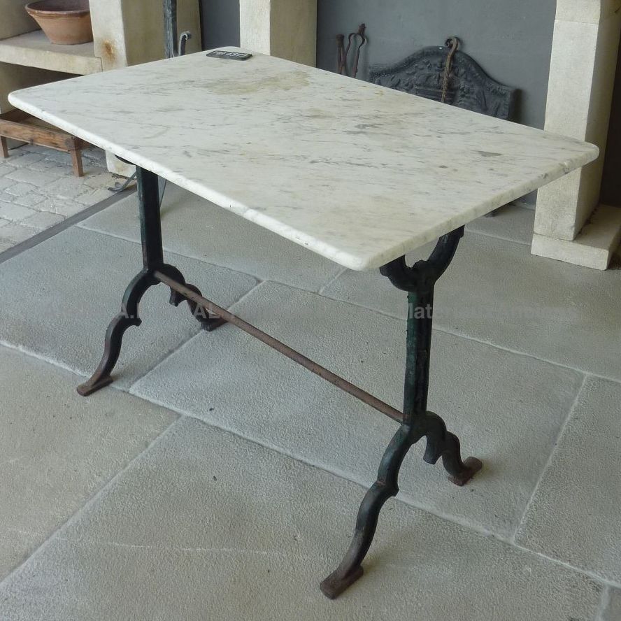 Matériaux anciens: table en marbre et en fonte ancienne.