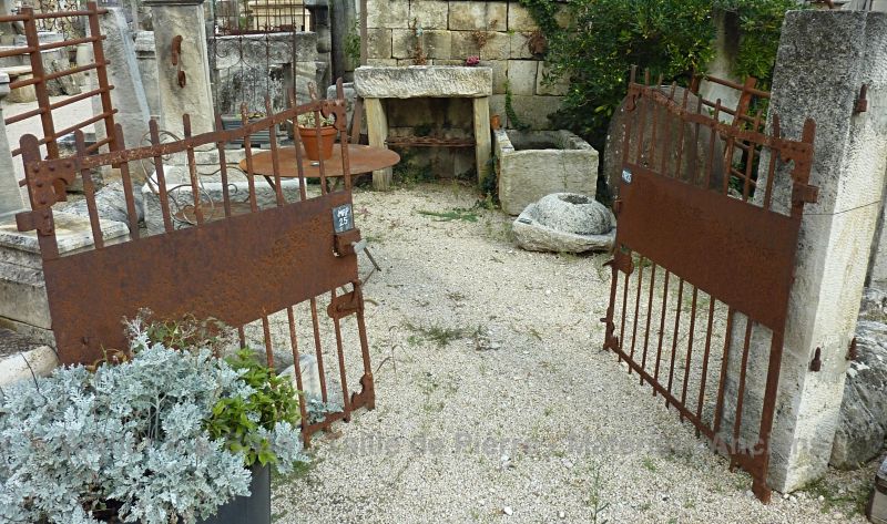 Portillon ancien avec deux portes anciennes - petit portail ancien à loquet.