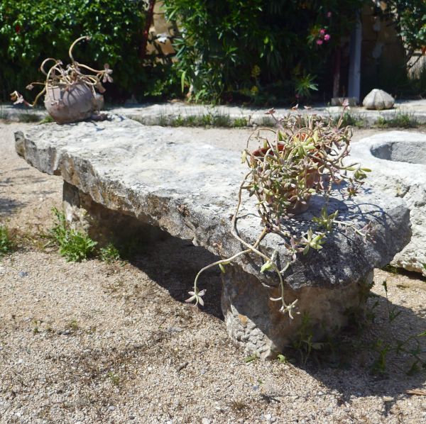 Mobilier de jardin rustique en vente chez Alain BIDAL matériaux anciens en Provence.