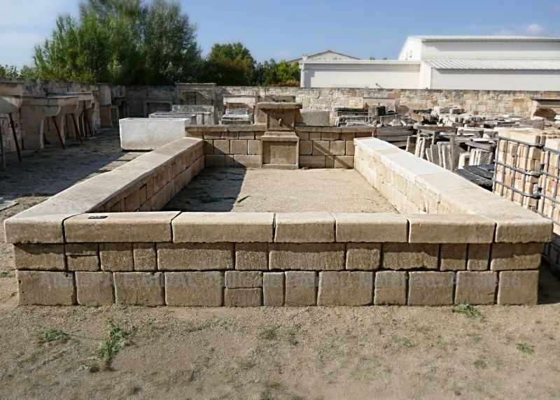 Exceptional large double-basins wash house in aged and patinated stone