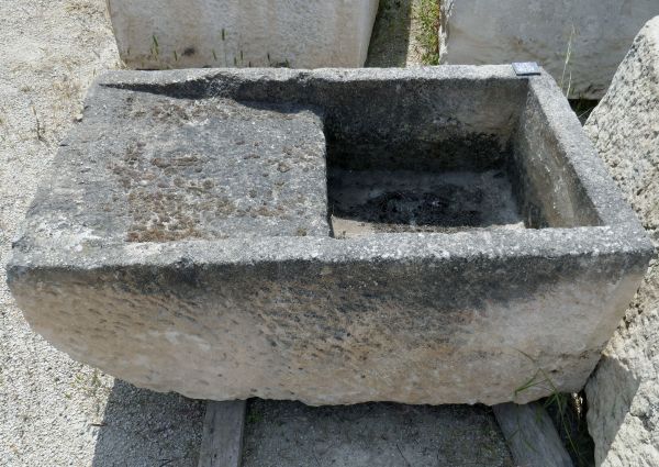 Lavoir ancien réalisé artisanalement - un lavoir d'extérieur de type vrais lavoir en pierre ancienne.