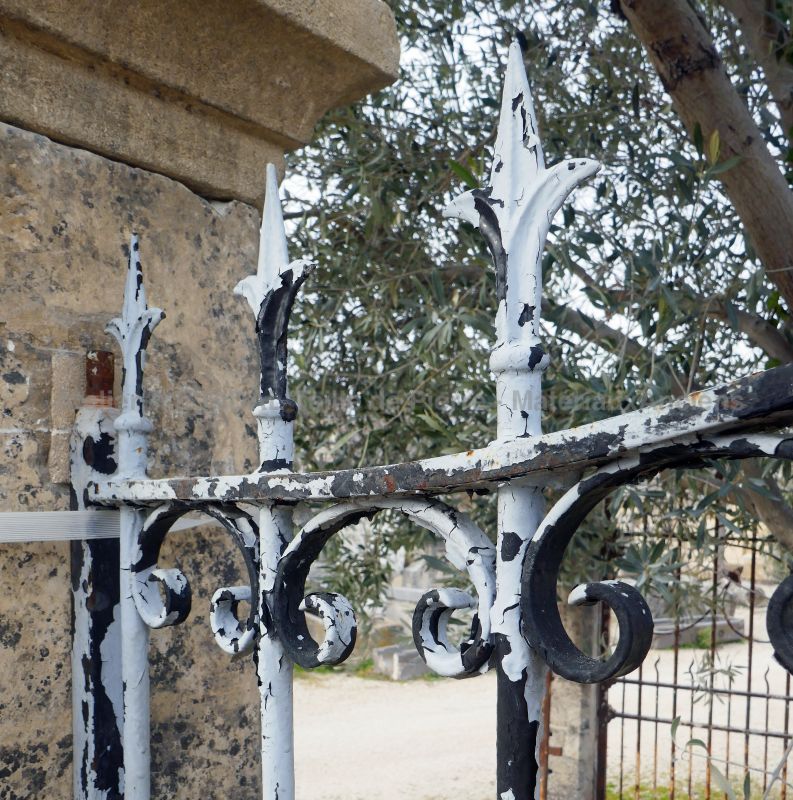 Picture of the forged spearheads and scrolls on our old openwork wrought iron gate : Atelier Alain BIDAL