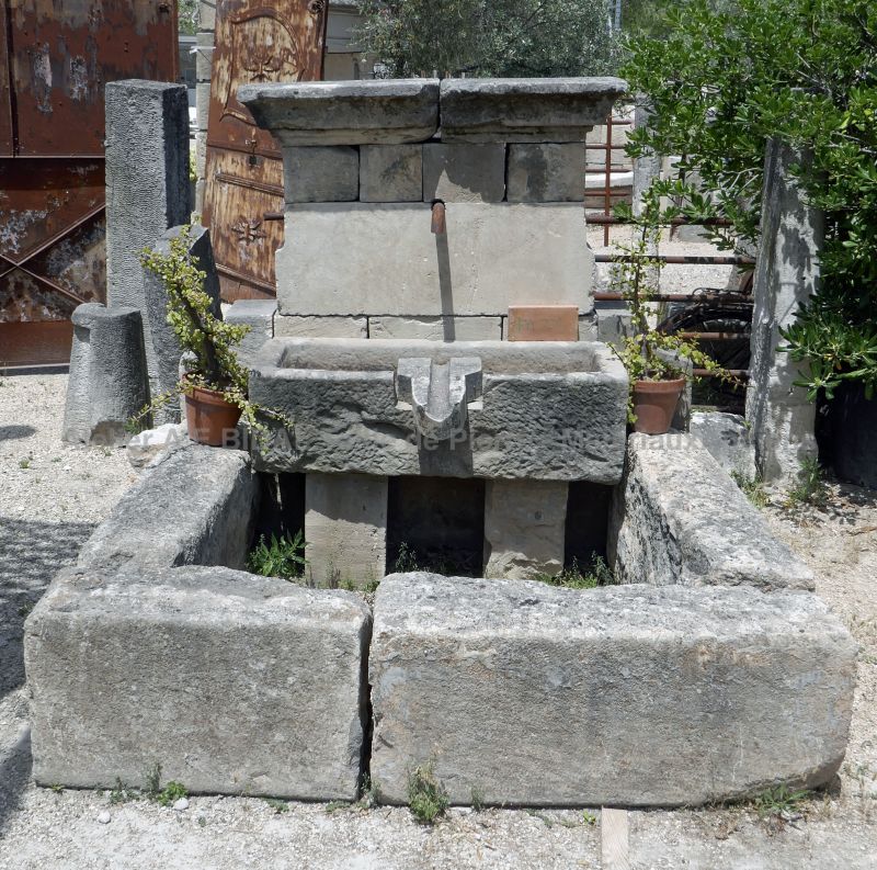 Garden wall fountain with antique stone trough | Large rustic-looking fountain of Provence in old stones.