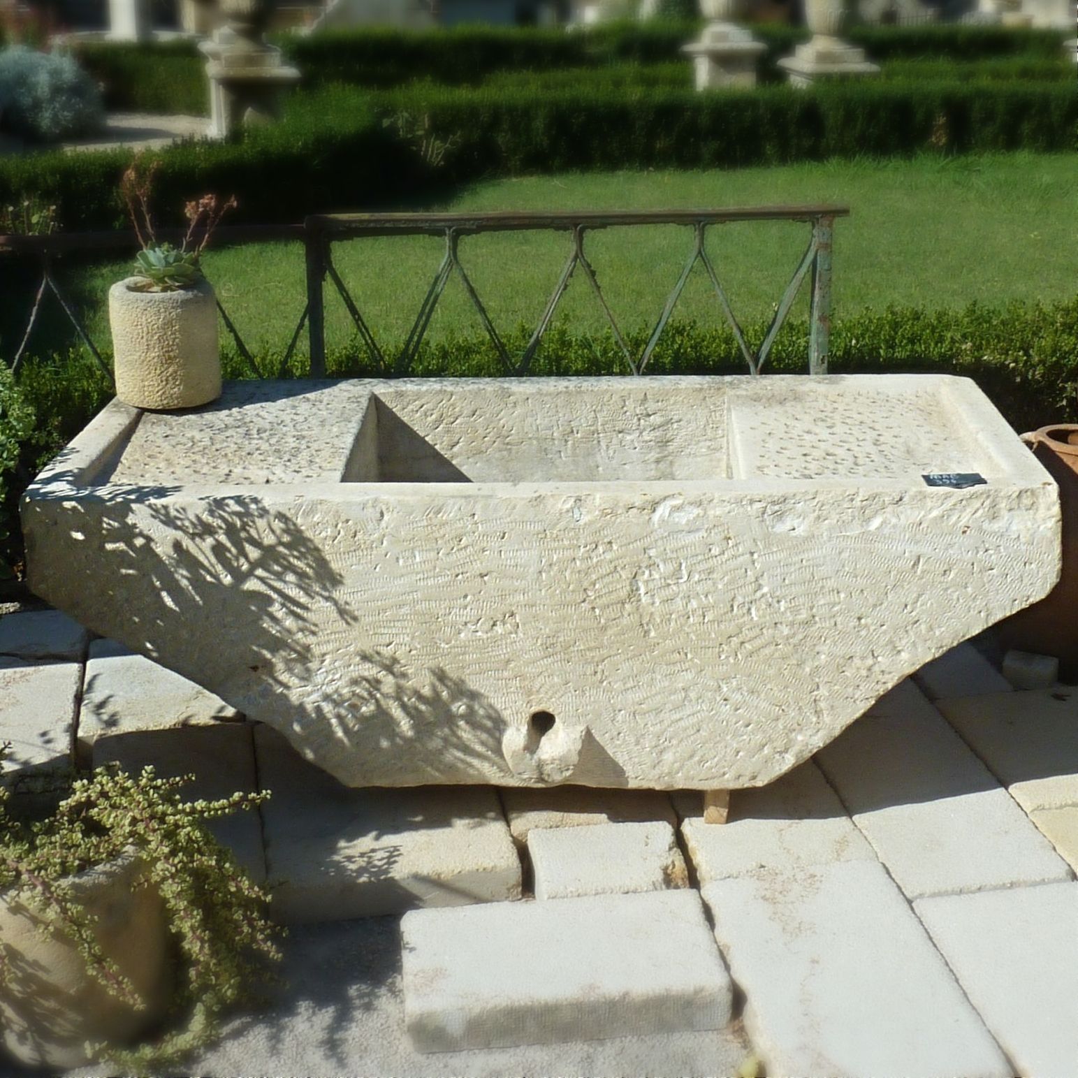 Come and rediscover the old troughs and the ancient washhouses in stone.