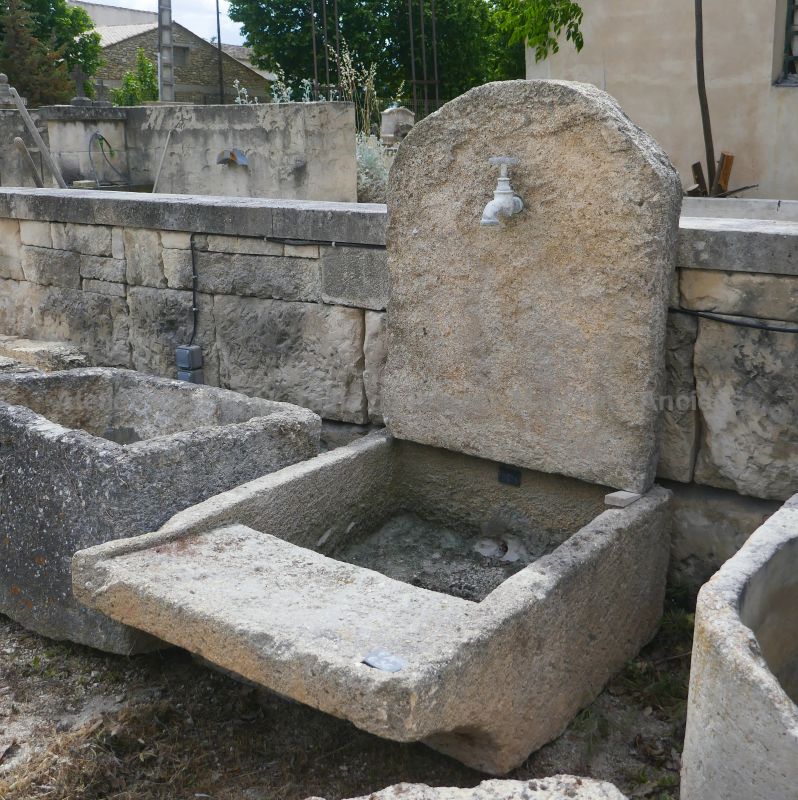 Belle et originale fontaine murale avec un bassin de type "lavoir ancien" par Atelier Alain BIDAL