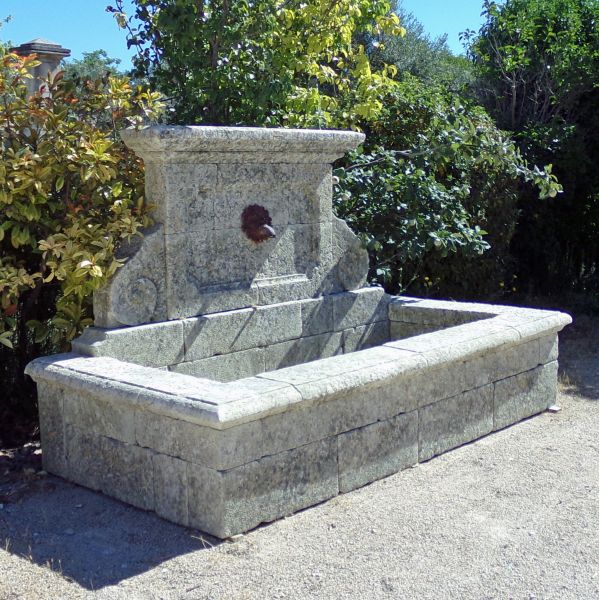 Fontaine de jardin de grande taille avec bassin et fronton en pierres vieillies : Atelier Alain BIDAL - Provence