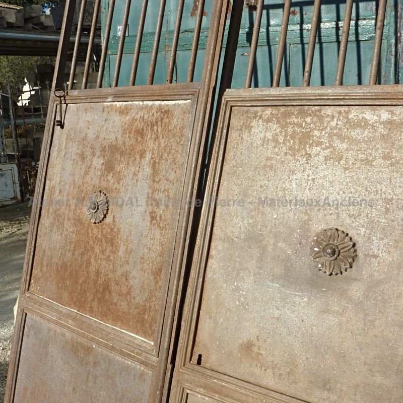 Détail de notre beau portail en fer forgé riveté ǀ Alain Bidal en Provence