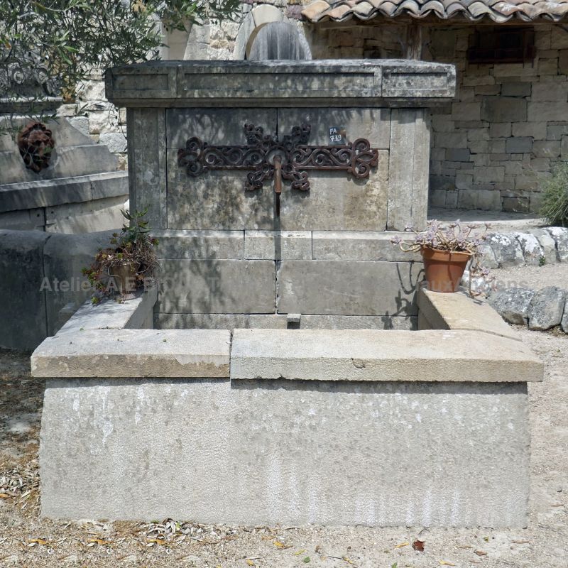 Grande fontaine de pierres anciennes - une fontaine d'extérieur avec bac au look soigné.