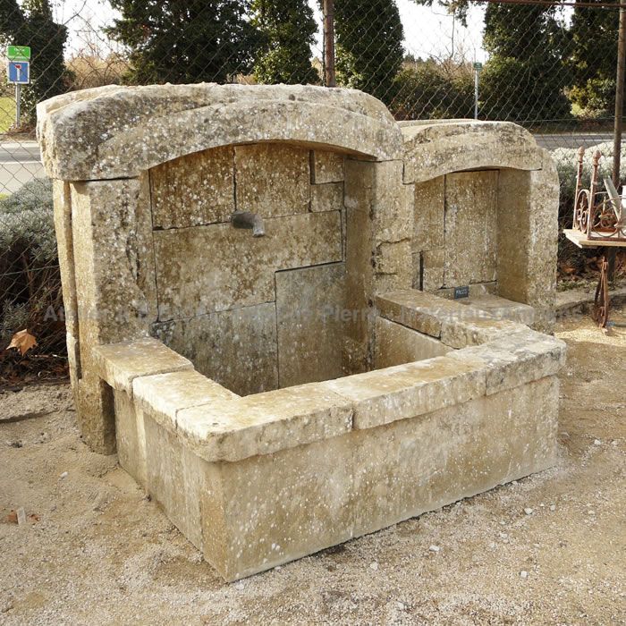 Fontaine avec banc en pierre ** VENDUE
