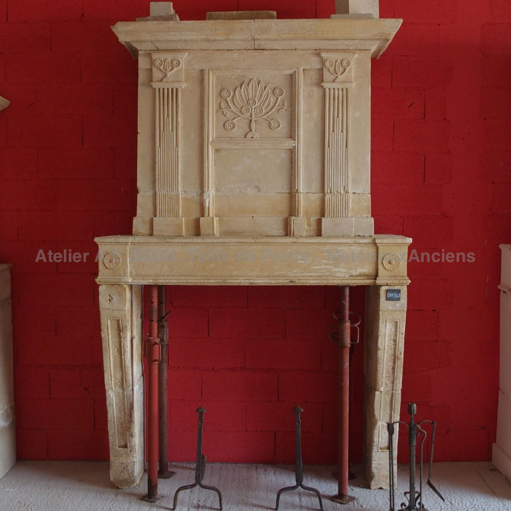 Cheminée Louis XVI - une cheminée à trumeau en pierre naturelle de Charentes.