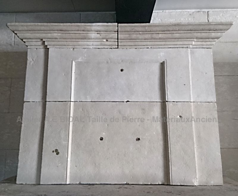 Antique Louis 14 stone fireplace - A beautiful fireplace with trumeau from the 17th century.