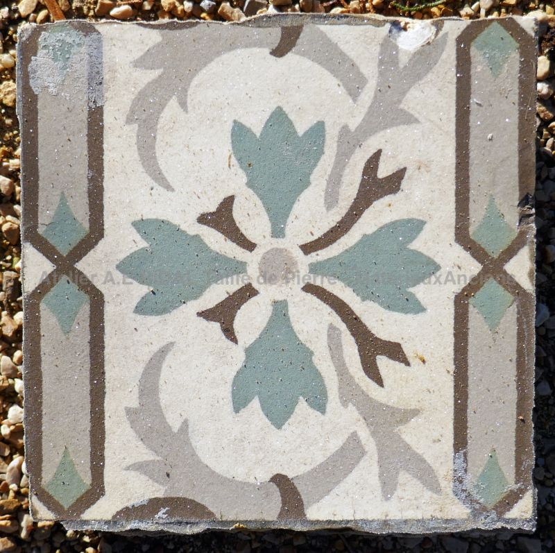 Ancien carreau de ciment motif floral en vente en Provence chez Atelier Alain BIDAL