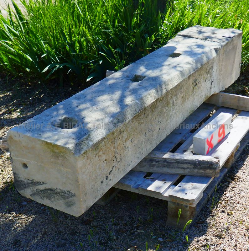 Pilier de clôture en pierre - Ancien poteau en pierre par les Matériaux Anciens en Provence Alain Bidal