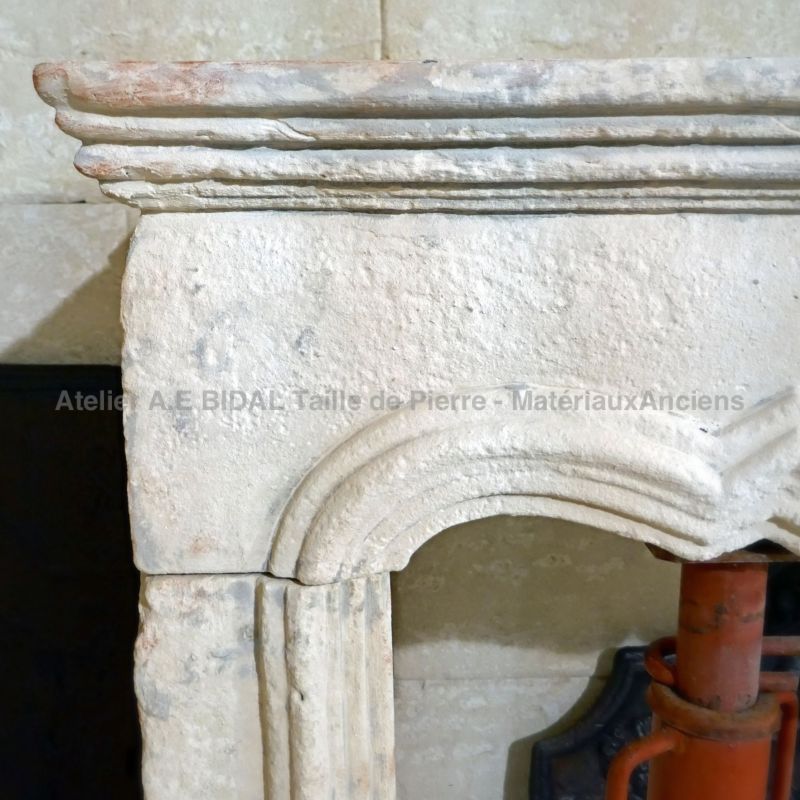 Détail du linteau et de la tablette de notre cheminée Louis XV en pierre blanche | Matériaux Anciens Alain BIDAL.
